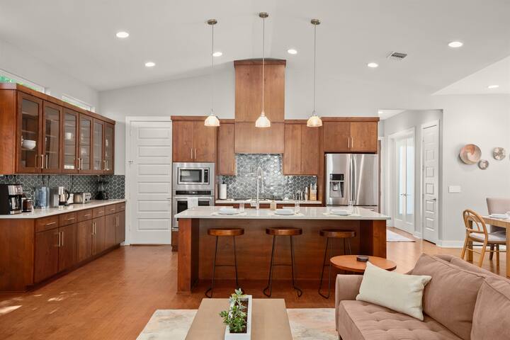 Luxury East Austin near Downtown w/ Heated POOL gallery image 4