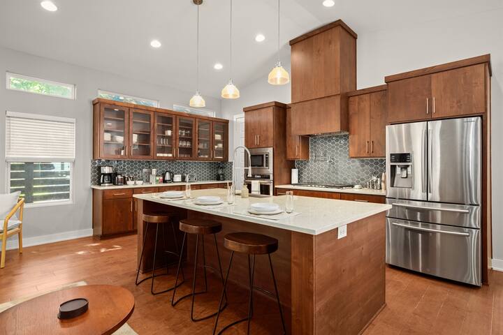 Luxury East Austin near Downtown w/ Heated POOL gallery image 3