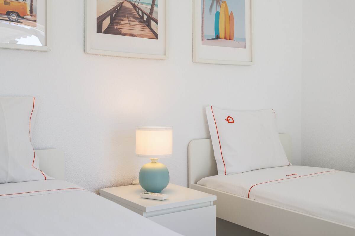 غرفة النوم رقم 2: غرفة نوم مع سريرين مفردين وإضاءة طبيعية