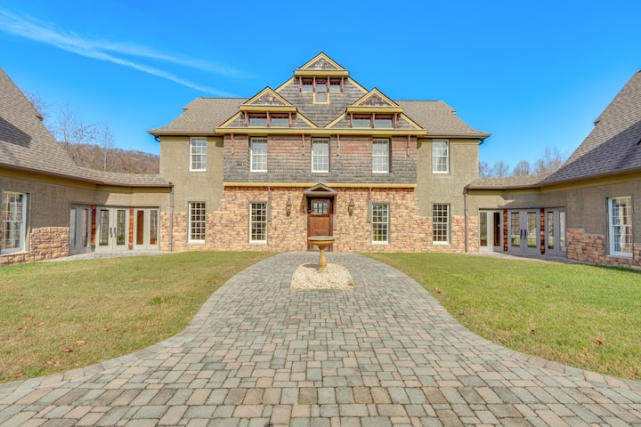 Private Hot Tub: 'Bays View Lodge' in Kingsport!
