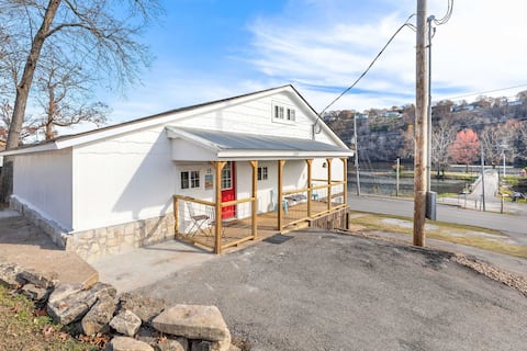 Historic Water's Edge Cottage 15