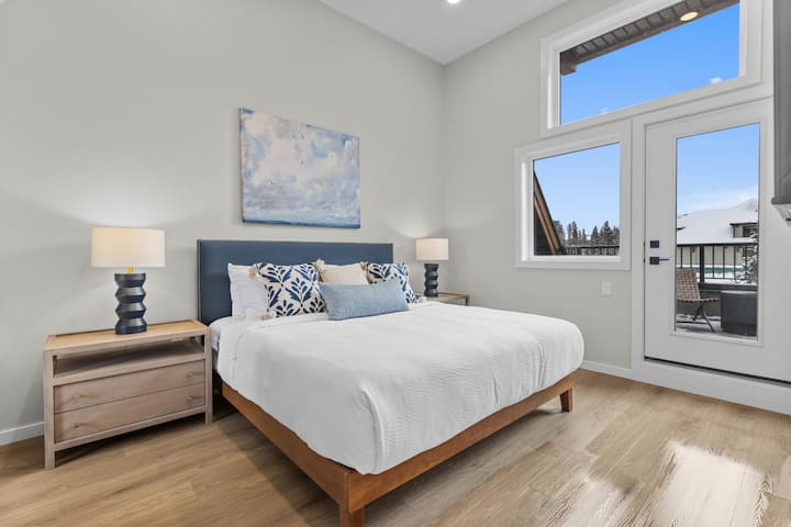 მთავარი საძინებელი დიდებულებას იწვევს — მისი ფანჯრები მაღალ თაღოვან ჭერამდეა გაჭიმული.