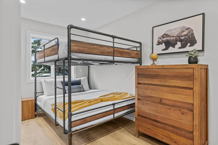 საძინებელი 3: ორი 152×203 სმ ზომის საწოლი ერთმანეთზე, ველური ბუნების თემაზე შესრულებული მხატვრული ნამუშევრებით