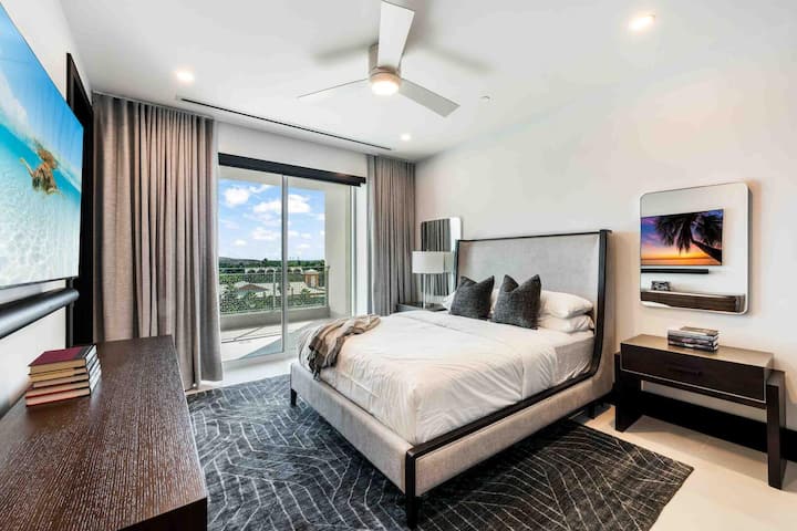 חדר שינה 4 עם מיטת קווין סייז, טלוויזיה חכמה וגישה למרפסת הקרקעית.