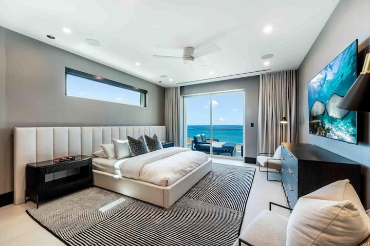 חדר שינה 1 הוא הסוויטה הראשית ומגיע מרוהט עם מיטת קינג סייז, טלוויזיה חכמה HD וגישה למרפסת האוקיינוס.