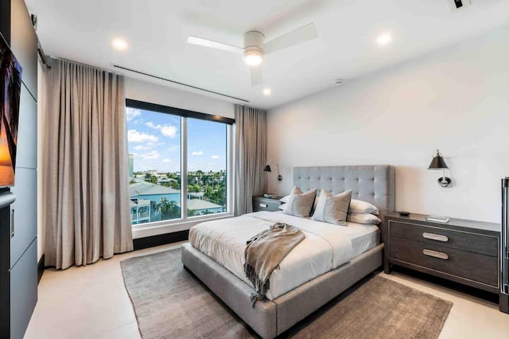 חדר שינה 3 עם מיטת קווין סייז וטלוויזיה חכמה.