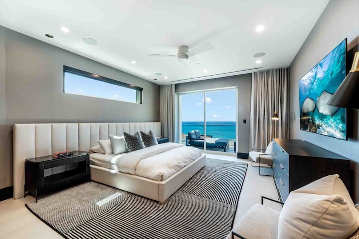 La camera da letto 1 è la suite principale ed è arredata con un letto matrimoniale grande, una SmartTV HD e l'accesso al balcone sull'oceano. 