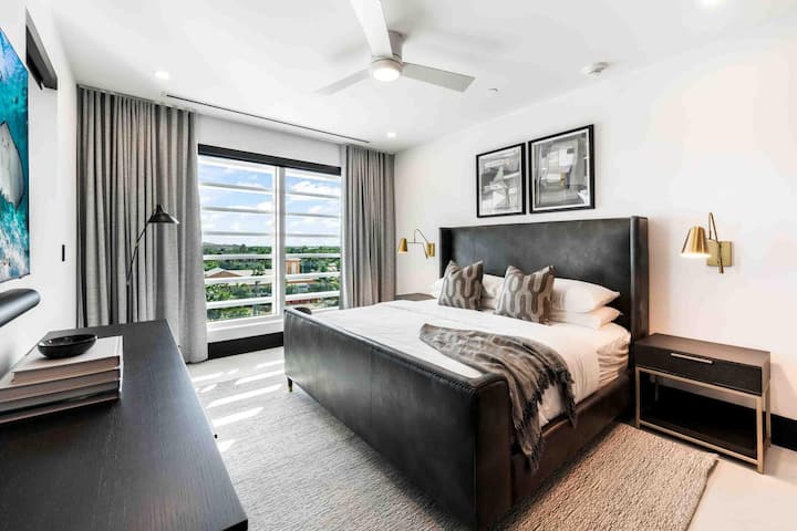 חדר שינה 2 עם מיטת קינג סייז וטלוויזיה חכמה.