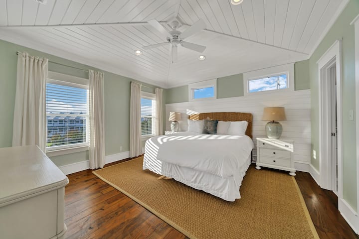 Dhoma kryesore e gjumit në katin e tretë