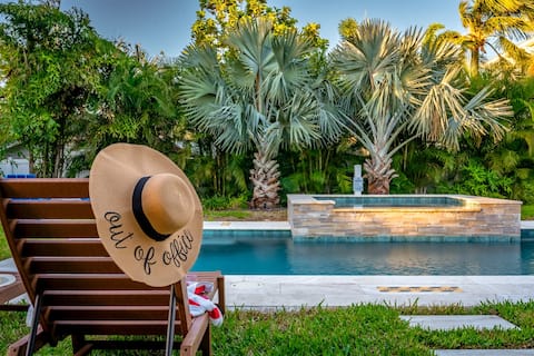 Top Airbnb: 5BR Tropical Backyard w/ Saltwater Pool, Spa| Game in West Bradenton