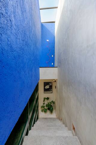 Elegant 2 bdr Duplex w/ Private Rooftop grill gallery image 5