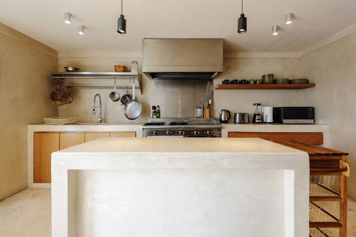 Elegant 2 bdr Duplex w/ Private Rooftop grill gallery image 3