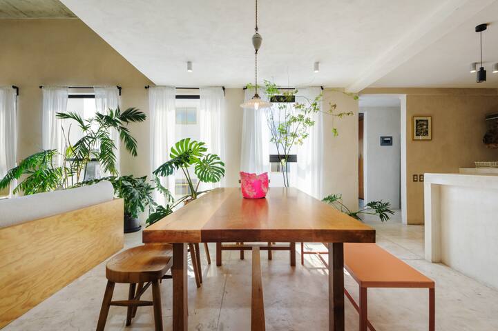 Elegant 2 bdr Duplex w/ Private Rooftop grill gallery image 2