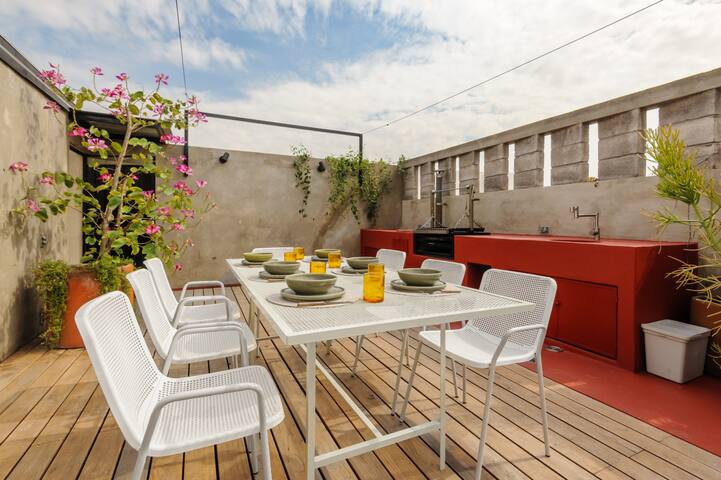 Elegant 2 bdr Duplex w/ Private Rooftop grill gallery image 4