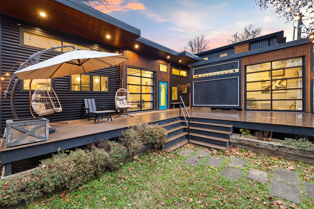 Amp House-Seen on Tiny House Nation-Sauna-1mi to D - Houses for Rent in ...