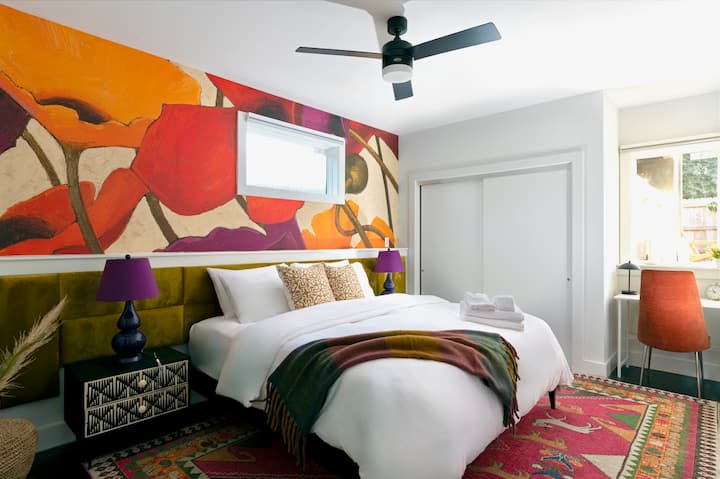 Suite principal con cama king, colchón de lujo, sábanas de lujo, cortinas opacas y baño privado.