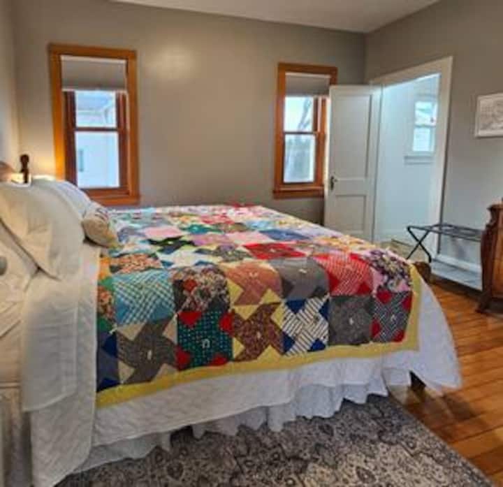 West Bedroom: queen bed