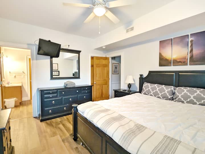 Unwind in style: Our king-sized bed with fluffy pillows and fresh linens offers ultimate relaxation!