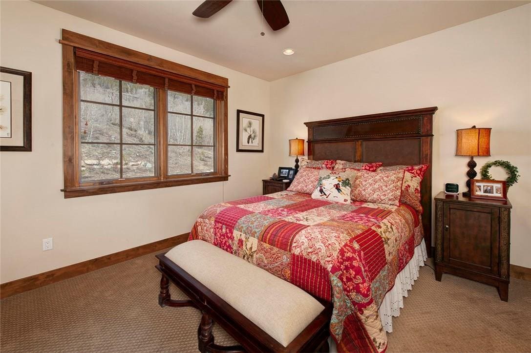 חדר שינה ראשי עם מיטת קווין סייז, טלוויזיה וחדר רחצה צמוד. 