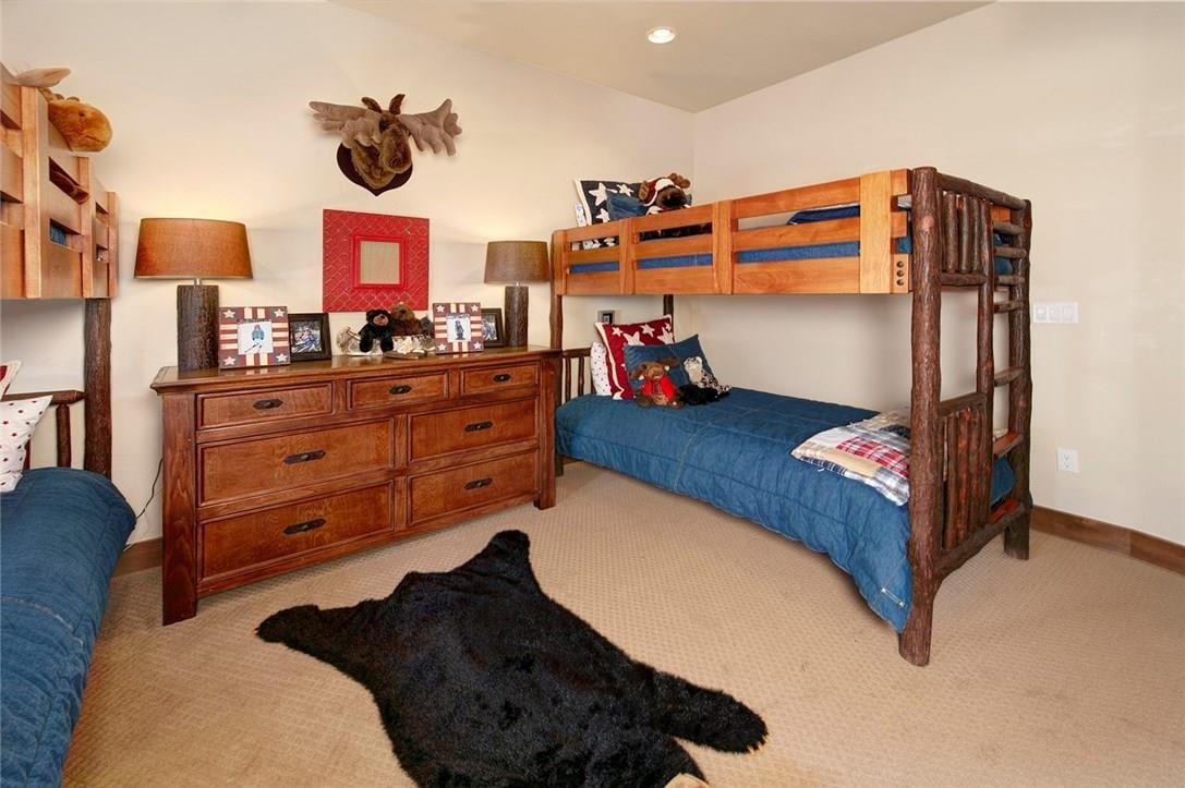 חדר שינה לאורחים עם שתי מיטות קומתיים.