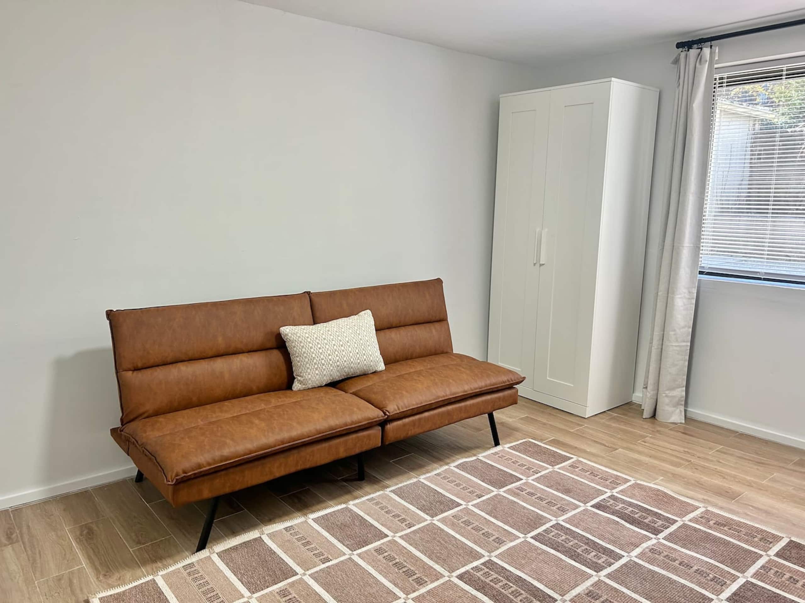 040 • Quiet 2BR/1BA • Walk to PATH - Photo 11