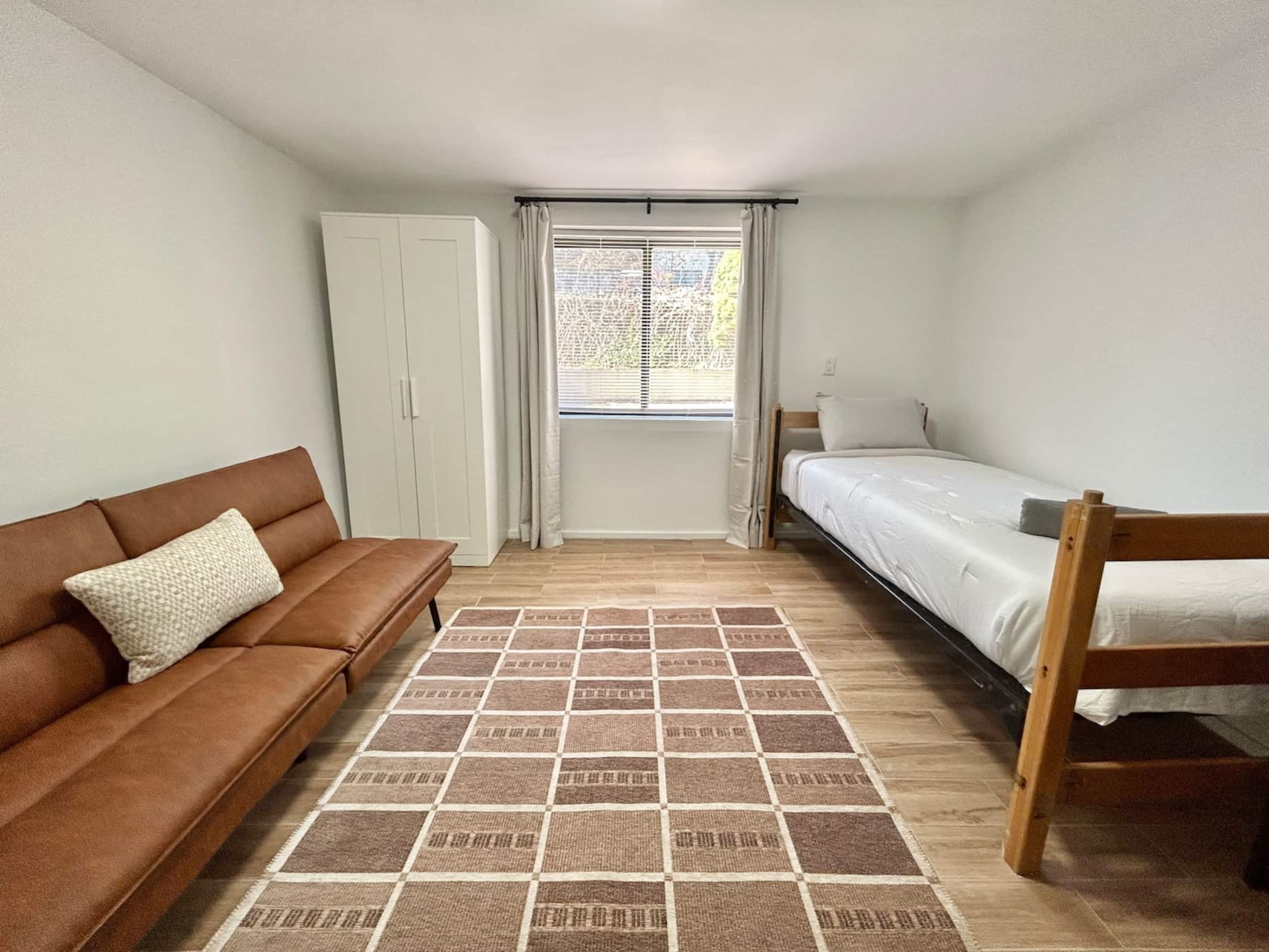 040 • Quiet 2BR/1BA • Walk to PATH - Photo 10