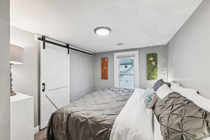 غرفة نوم في الطابق العلوي مع غرفة نوم كينج وأبواب فرنسية