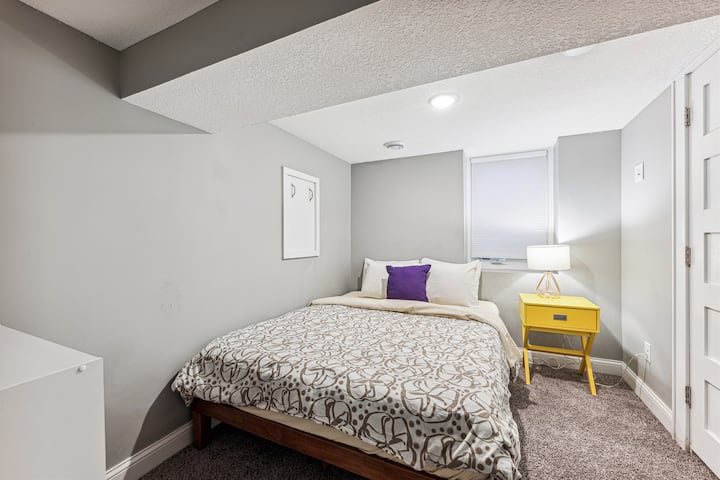 غرفة نوم كبيرة في الطابق السفلي خارج غرفة العائلة