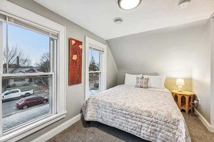 غرفة نوم كوين جذابة في الطابق العلوي