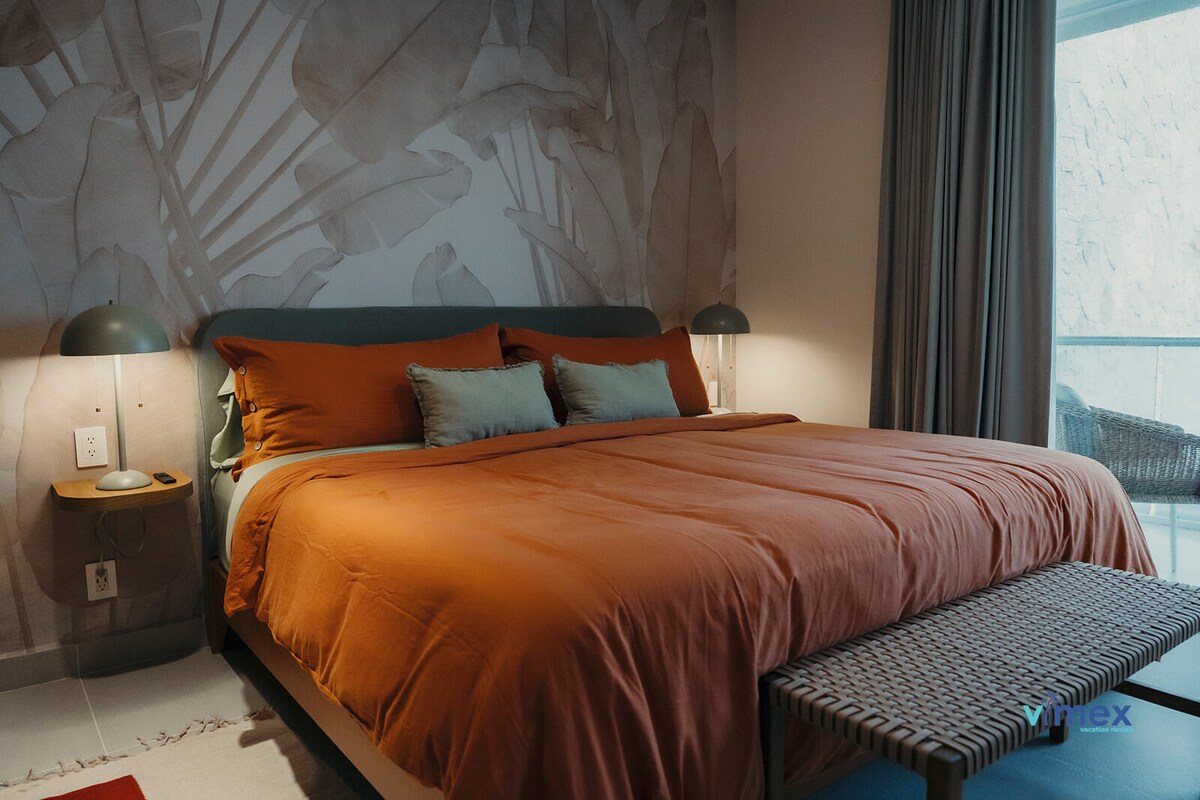  Relájate y recarga energías en nuestro tranquilo dormitorio tamaño king.