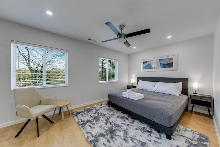 غرفة نوم كبيرة بسرير كينج مع فراش مريح