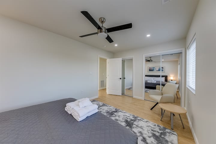 باب خزانة مرآة في غرفة النوم