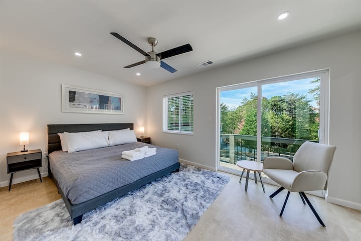 غرفة نوم كبيرة مع أبواب منزلقة إلى الشرفة