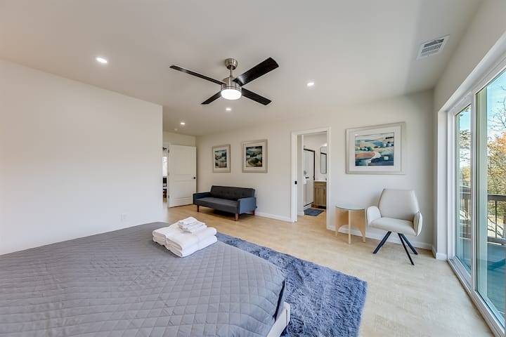 الكثير من الأعمال الفنية ومناطق الجلوس في غرفة النوم