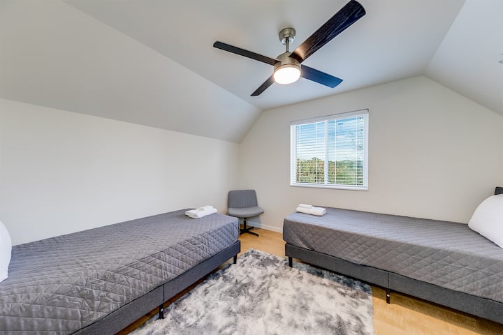 غرفة نوم تضم سريرين صغيرين