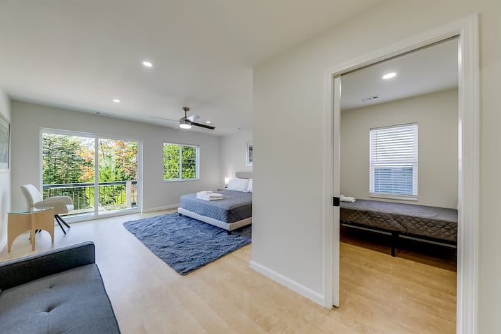 غرفة نوم بنوافذ كبيرة والكثير من الإضاءة