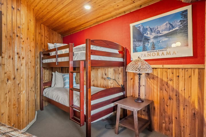 Ორადგილიანი ორსართულიანი საწოლი, რომელიც დაბლა მდებარეობს.