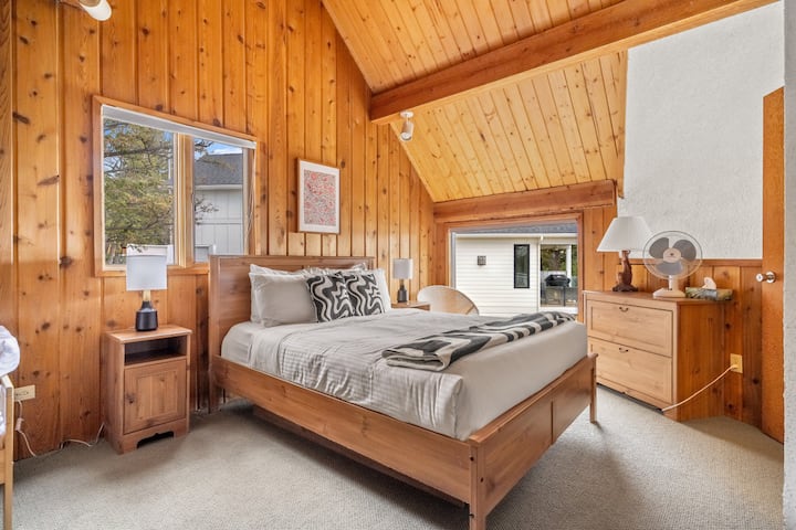 Მეორე საძინებელი ზემოთ, ორადგილიანი საწოლით, საბავშვო საწოლით, კარადათი და პორტატული ვენტილატორებით.