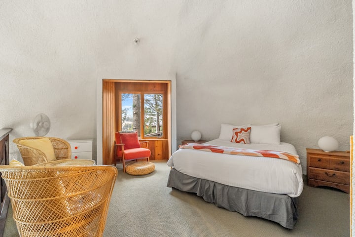 ლოფტის ზედა სართულზე მდებარე მთავარი საძინებელი, რომელშიც არის 152‑179 სმ ზომის საწოლი, კარადა, ჭერის ვენტილატორი და პორტატიული ვენტილატორები.