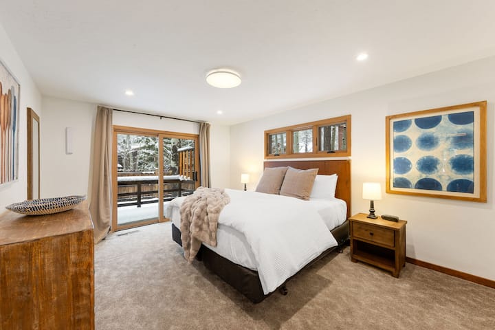 卧室休息：享受舒适的床上用品和温暖的自然光线，享受休闲时光！