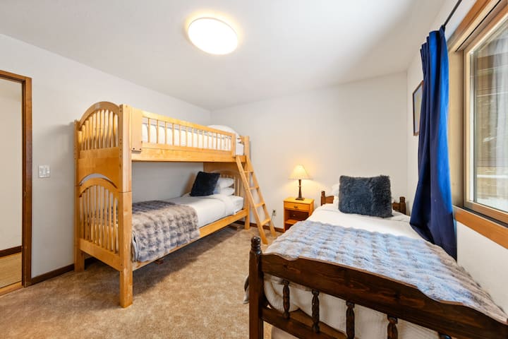 双层床房：充满乐趣的空间，配备时尚的双层床和毛绒床上用品，等待您的探索！