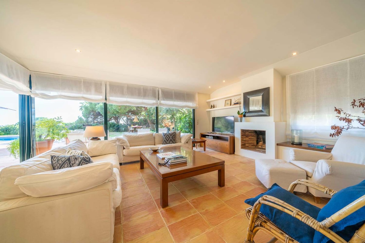Anuncio de Airbnb popular: Villa Les Oliveres – Private Pool, A/C & Sea View en Lloret De Mar