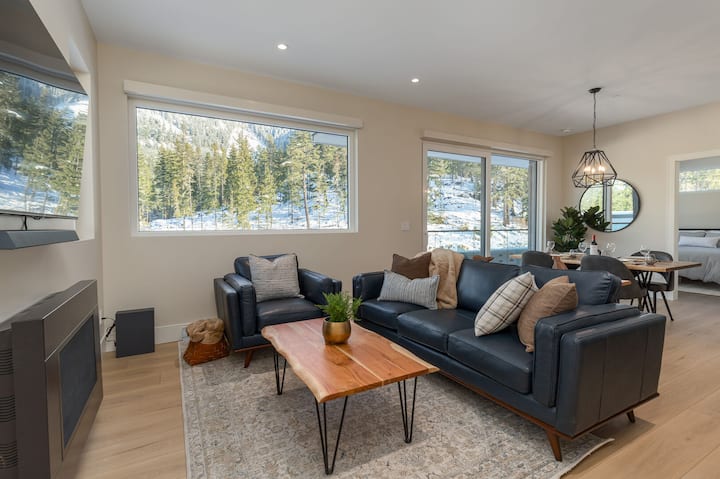 Zenaway | Modern 2br/stunning Mtn Views|wedgewoods - British Columbia