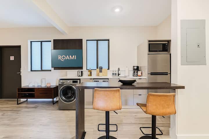 Roami At The Palace | 4 Bed Combo | 2 Units Queen - Miami, FL