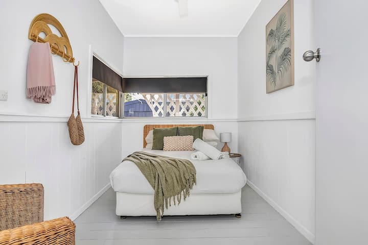 استرخ شرقًا في غرفة النوم الثالثة الساحلية اللطيفة التي تحتوي على سرير مزدوج ومروحة سقف.