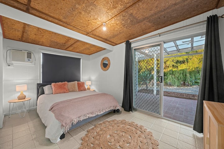 تحتوي غرفة النوم الرئيسية على سرير متوسط الحجم وتكييف هواء وإمكانية الوصول المباشر إلى فناء ثانٍ أمام المنزل.