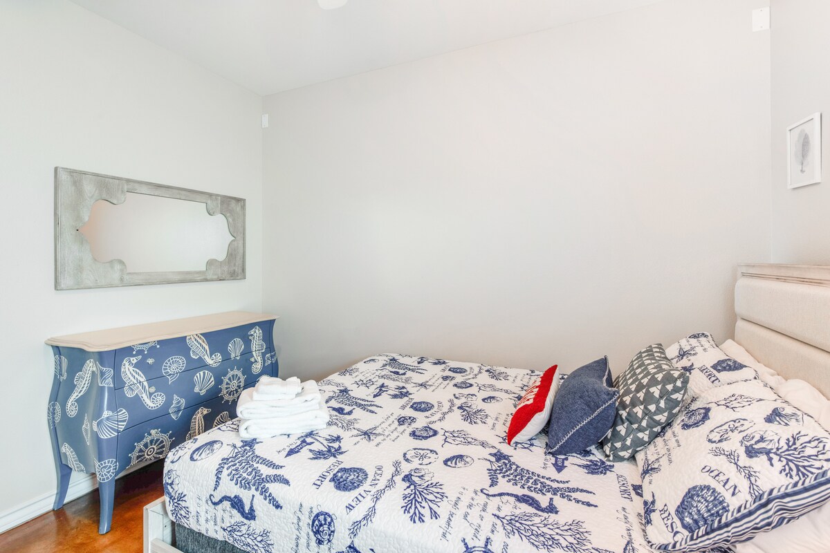 Queen Suite. Queen Bedroom #3 Blissful in Blue Ocean Vibes with შესაბამისი კომოდი დამატებითი შესანახად 