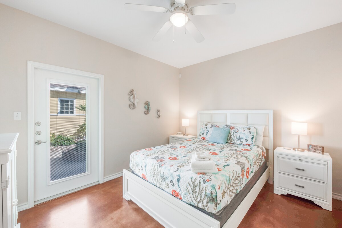 Queen Suite. Queen-ის საძინებელი №2 ზღვის ცხენებთან ერთად პლაჟისპირა მხარეს 