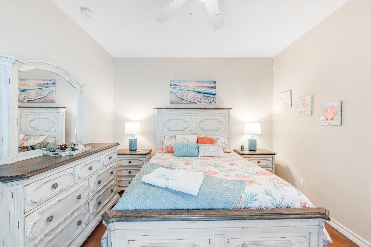 Queen Suite. Coastal Cutie - ძირითადი Queen აპარტამენტი კომოდებით დამატებითი შესანახად