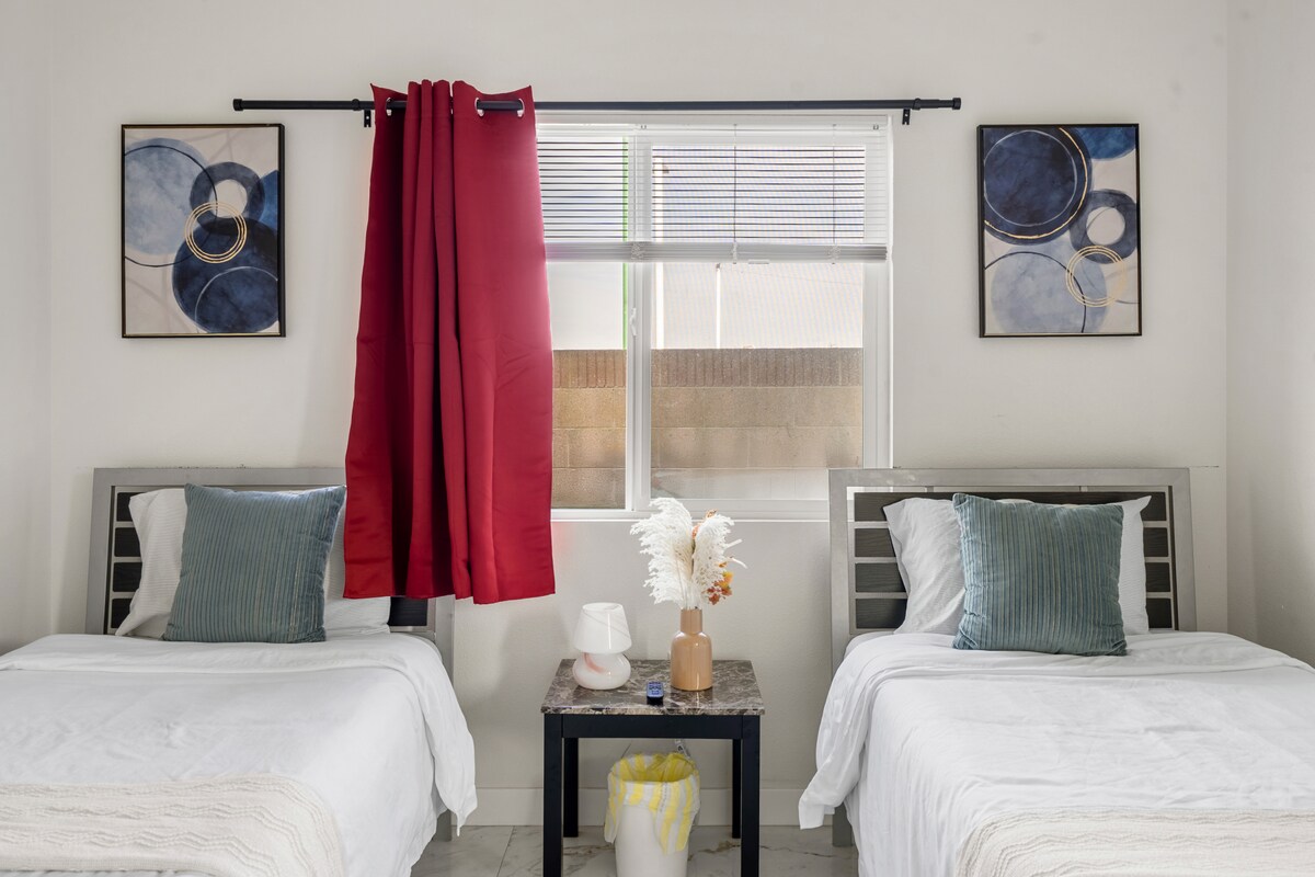 საძინებელი 3: 2 ერთადგილიანი საწოლი და მატრასები, რომლებიც დაცულია წყალგაუმტარი და ბაღლინჯოებისგან დამცავი მატრასის დამცავით. ასევე, არის დიდი სმარტ‑ტელევიზორი, რომელზეც ხელმისაწვდომია Netflix, Prime Video, YouTube და ა.შ.